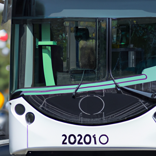 אוטובוס היברידי-חשמלי, המייצג את מאמצי העיר לצמצם את השפעתה הסביבתית