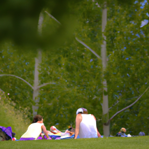 משפחה נהנית מפיקניק בפארק שופע מוקף בטבע