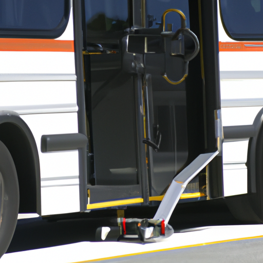 תמונה של אוטובוס נגיש לכיסא גלגלים עם רמפה שנפרסת